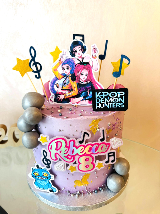 Topper de tort  personalizat cu element special din carton sub forma de cele 3 fete din Huntrix, pisica si logo-ul Demon Hunters K-pop frontal [2]