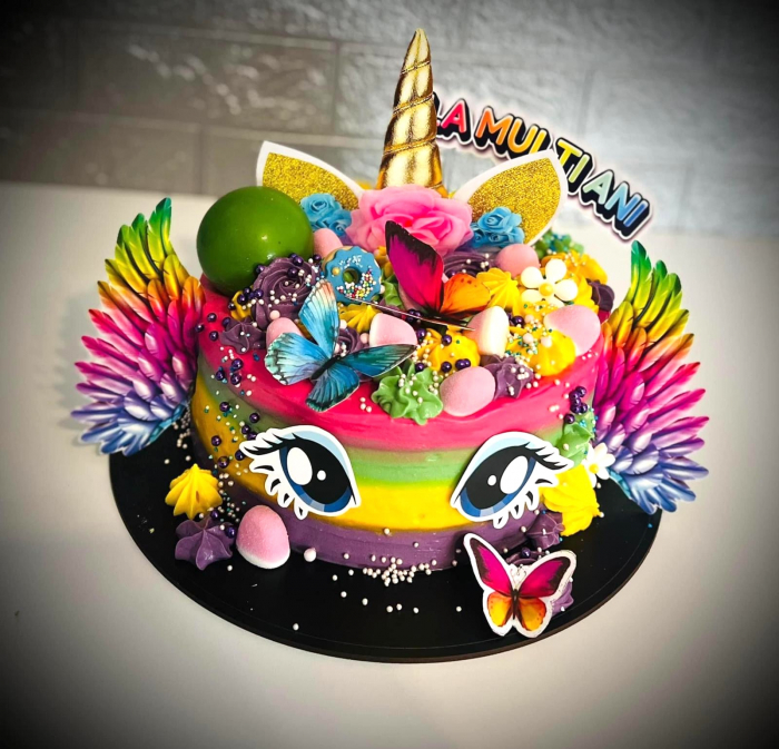 Topper de tort cu element special din carton sub forma de unicorn cu corn, ochi si aripi [5]
