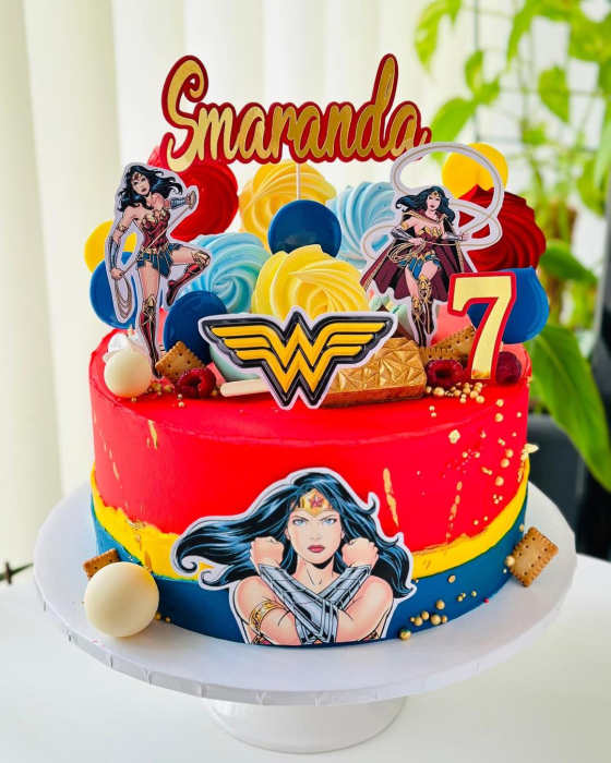 Topper de tort  personalizat cu element special din carton sub forma de Wonder Woman - Femeia Fantastica si logo [3]