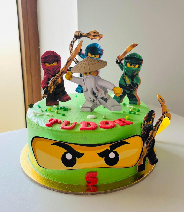 Suita de toppere de tort cu figurine din carton cu personajele din Lego Ninjago. [9]