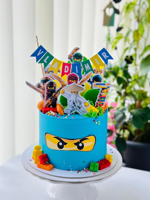 Suita de toppere de tort cu figurine din carton cu personajele din Lego Ninjago. [11]