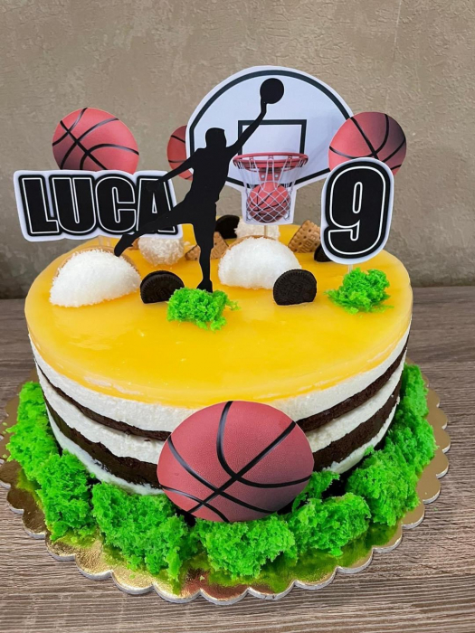 Topper de tort cu element special din carton sub forma de mingii, manusa si cos de basket [3]