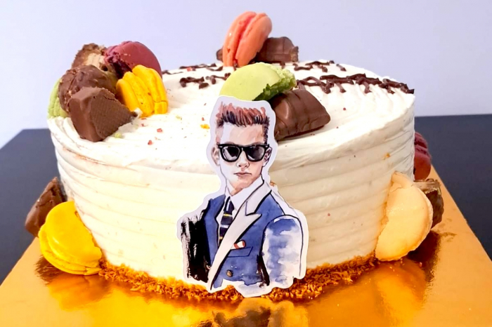 Decor de tort cu ornament din carton sub forma de tanar bărbat în costum si ochelari [2]