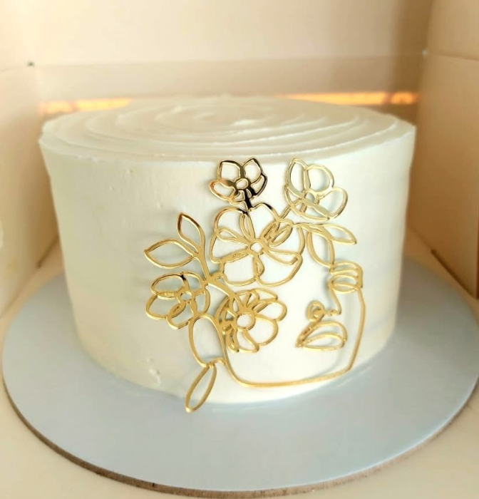 Topper de tort  personalizat cu element special din acril auriu cu silueta stilizata de femeie cu flori si frunze in par [2]