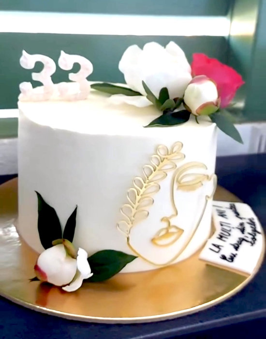 Topper de tort  personalizat cu element special din acril auriu cu silueta stilizata de femeie cu frunze de feriga [2]