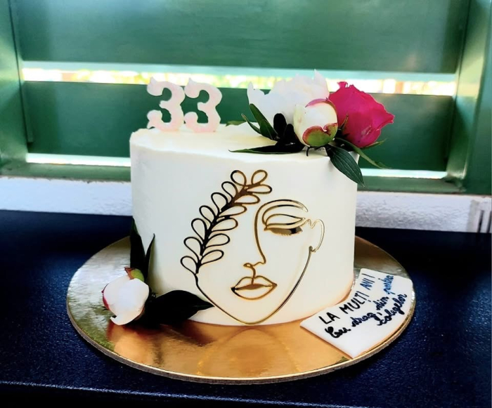 Topper de tort  personalizat cu element special din acril auriu cu silueta stilizata de femeie cu frunze de feriga [3]