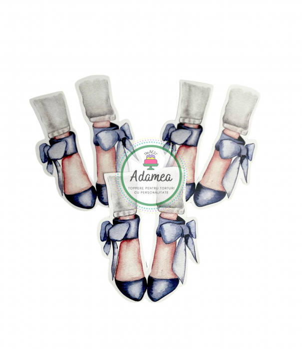 Topper de tort  personalizat cu element special din carton sub forma de  picioare sexy cu pantofi eleganti albastri cu funda [1]