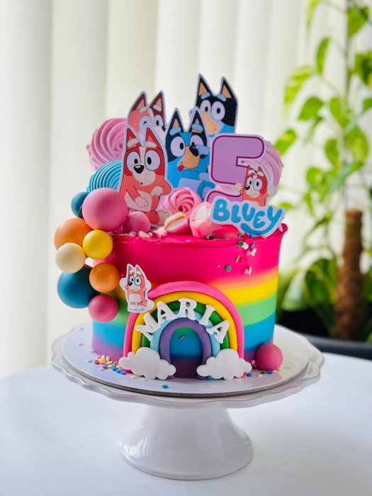 topper de tort  personalizat cu element special din carton sub forma de  cele doua surori Bluey cu coifuri de party [3]