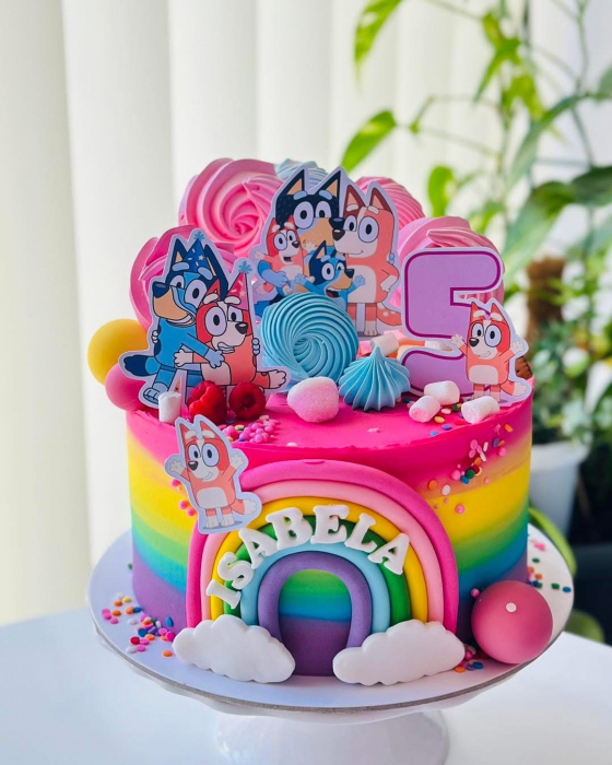 topper de tort  personalizat cu element special din carton sub forma de  cele doua surori Bluey cu coifuri de party [4]