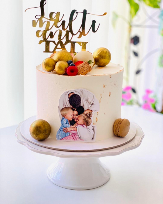 Topper de tort cu element special din carton sub forma de familie cu mama, tata, baietel si fetita bruneti [2]