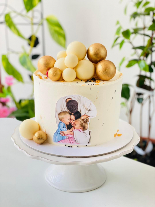 Topper de tort cu element special din carton sub forma de familie cu mama, tata, baietel si fetita bruneti [3]