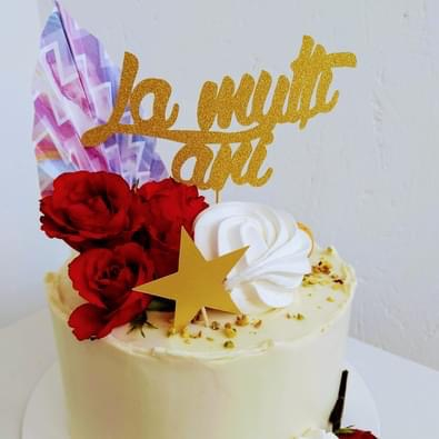 Topper de tort cu element special din carton sub forma de mesaj cu La multi ani auriu glitter [8]