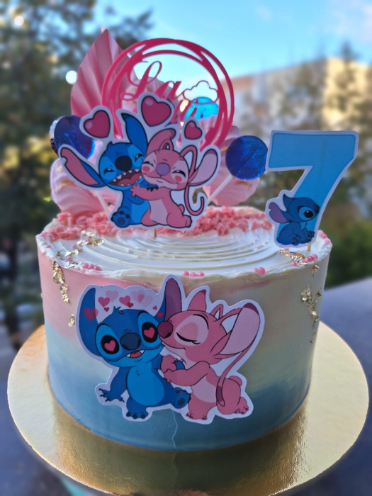 Topper de tort  personalizat cu element special din carton sub forma de  Angel si Stitch imbratisati [2]