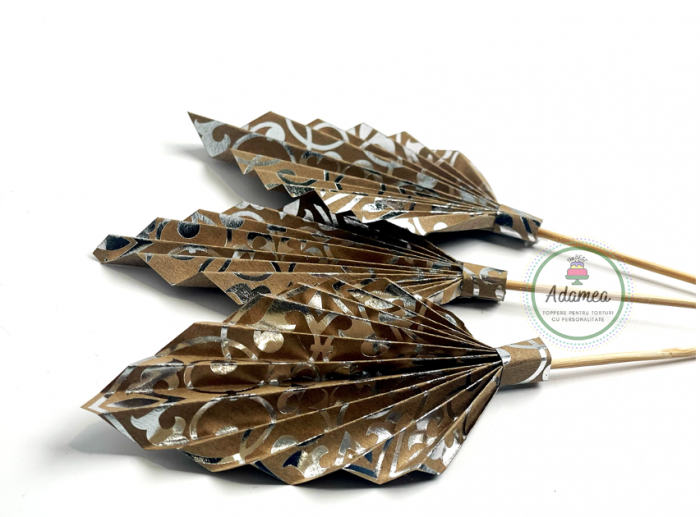 Decor de tort cu ornament tip evantai din carton maro natur si argintiu metalic [2]