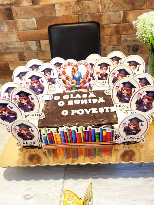 topper de tort  personalizat cu element special din carton sub forma de  invatatoare sau profesoara inconjutata de elevi [2]