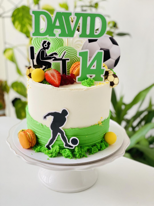 Topper de tort  personalizat cu element special din carton sub forma de  silueta baiat care sta la calculator [2]