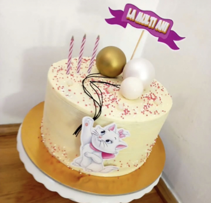 Topper de tort  personalizat cu element special din carton sub forma de banner cu urarea La multi ani roz cu alb [2]