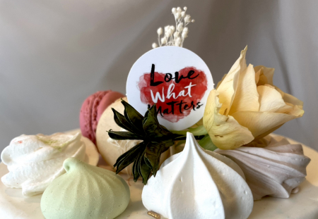 Iubire - Topper cu cartonas rotund pe care scrie Love what matters