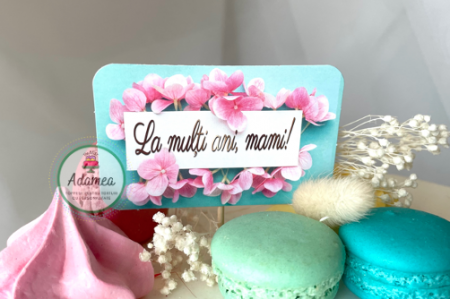 Pentru mămici - Decoratiune de tort cu ornament cartonat cu flori roz si la multi ani mami