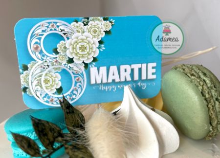 Decor de tort cu ornament din carton cu 8 martie si flori albe