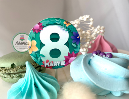 Decor de tort cu ornament din carton tip Mini stegulet de 8 martie pe fundal cu floricele viu colorate