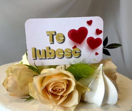 Decor de tort cu ornament din carton cu te iubesc si inimioare