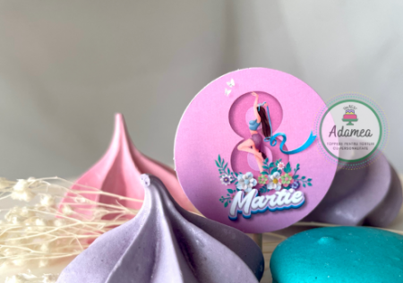 decor de tort cu ornament din carton tip Mini stegulet de 8 martie cu profil de femeie si cuvantul Mama