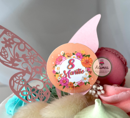 decor de tort din carton cu Mini stegulet de 8 martie cu flori pe fundal portocaliu