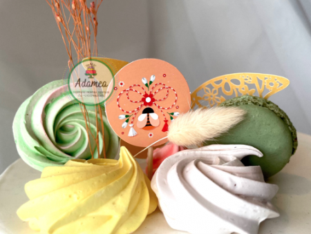 Decor de tort cu cartonas cu martisor si gargarita