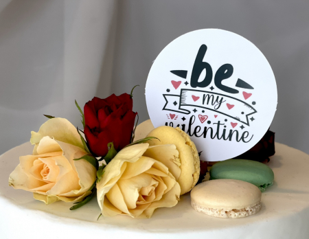 Decor tort cu cartonas Be my valentine pentru ziua indragostitilor