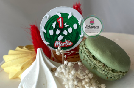 Martisor - Decor de tort cu ornament din carton de martisor cu lalele albe si fluturi