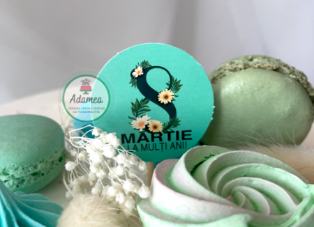 Pentru mămici - decoratiune de tort cu ornament tip Mini stegulet de 8 martie pe fundal verde smarald