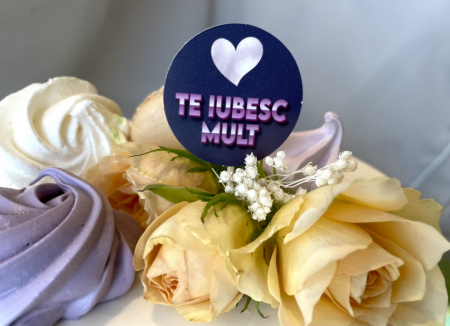 Topper de tort cu cartonas rotund tip disc cu mesajul te iubesc mult si o inimioara