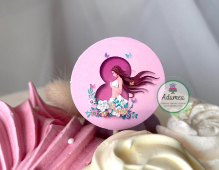Mini topper de tort cu decor din carton cu femeie de 8 martie