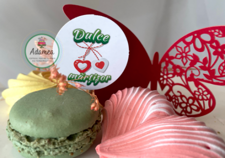 Martisor - Decor de tort cu ornament din carton cu martisor si doua inimi
