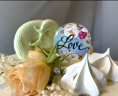 Iubire - Topper tort cu cartronas rotund cu love scris pe fundal bleu cu flori