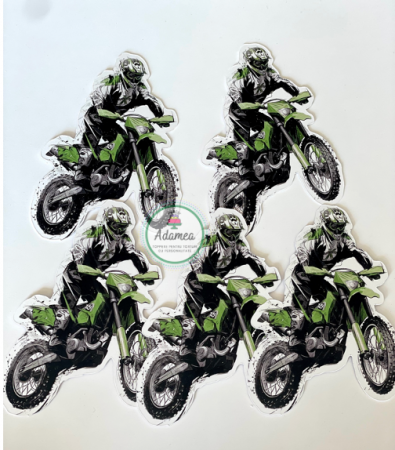 Topper de tort cu Cartonaș sub forma de motociclist cu motor enduro verde
