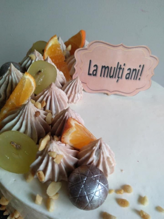 Stegulet cu La mulți ani, pe fundal tip piele