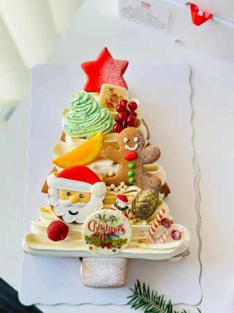 Sabloan pentru torturi cu foi de miere cu brăduț. [15]