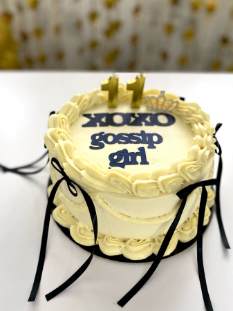 Toppere tort - Topper de tort  personalizat cu element special din panglica de satin negru cu fundite decorative pentru tort