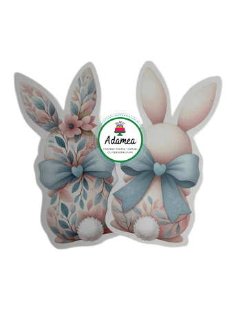 Iepuraș - Topper de tort  personalizat cu element special din carton  premium de inalta calitate sub forma de iepurasi cu floricele si fundite bleu