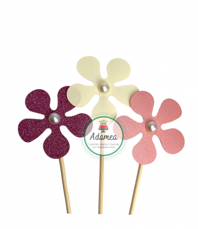 Flori - Topper de tort  personalizat cu element special din carton sub forma de  3 floricele cu texturi diferite si culori roz glitter, rozaliu sidef si crem mat