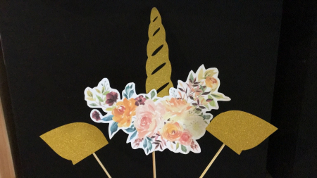 Unicorn - Topper de tort cu element special din carton sub forma de corn de unicorn cu coronita din flori