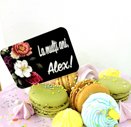 Topper elegant din carton cu numele Alex cu flori pastel pe fundal negru