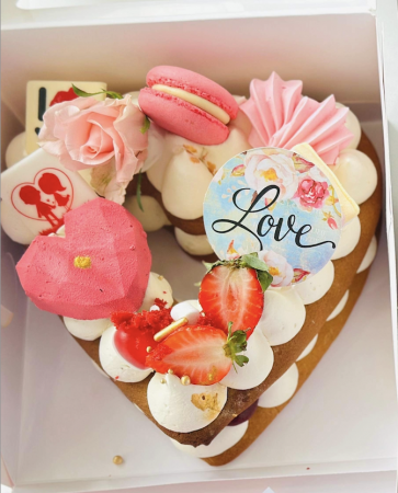 Topper de tort cu element special din carton sub forma de disc romantic cu Love