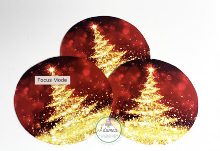 Topper de tort cu ornament tip cartonas cu bradut auriu pe fundal rosu de Craciun