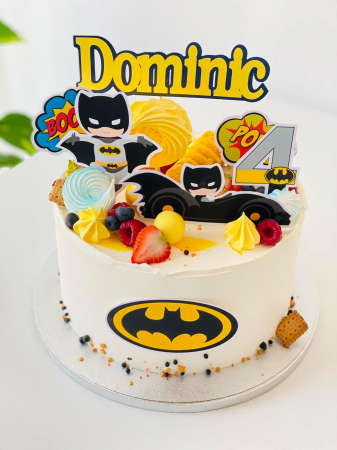 Decor de tort cu toppere din carton cu baby Batman