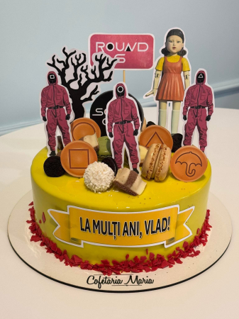 Topper de tort  personalizat cu element special din carton  cu suita de 12 elemenete pentru tematica Squid game [1]