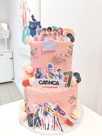 Topper de tort  personalizat cu element special din carton sub forma de banner personalizabil cu fetele de la Demon Hunters si grup cu baietii de la Saja boys [1]