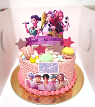 Topper de tort  personalizat cu element special din carton sub forma de banner personalizabil cu fetele de la Demon Hunters si grup cu baietii de la Saja boys [2]